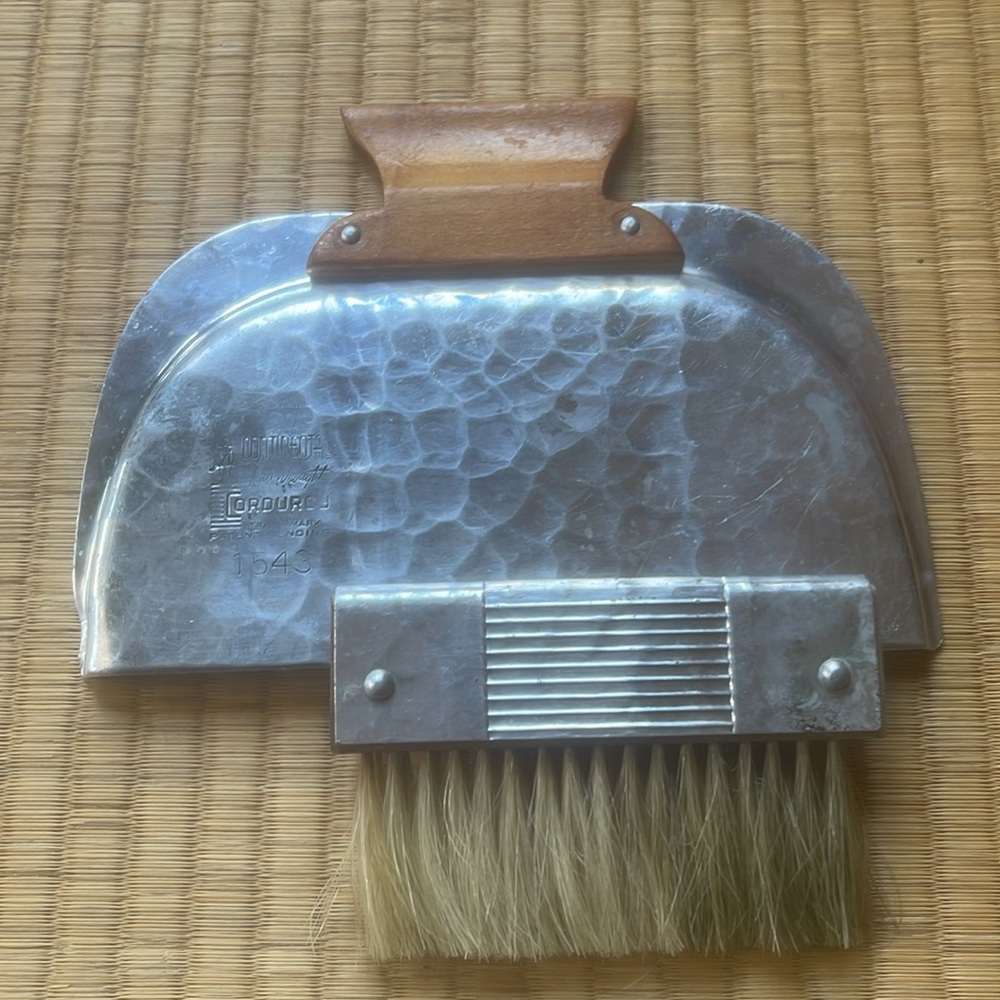 “Silent butler”. Antique table crumber with horsehair brush. - Picture 2 of 3